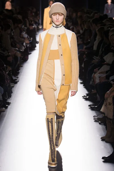 Look 15